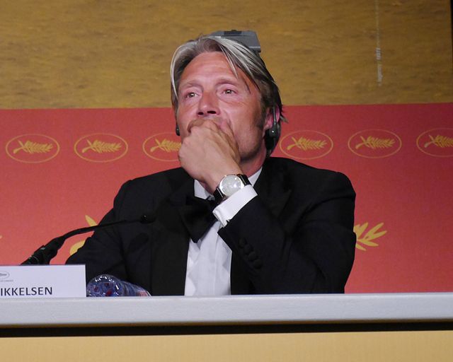 同時通訳のヘッドセットを逆につけ、耳みたいにしていたマッツ・ミケルセン写真ギャラリー（10枚目）