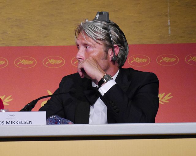 同時通訳のヘッドセットを逆につけ、耳みたいにしていたマッツ・ミケルセン写真ギャラリー（11枚目）