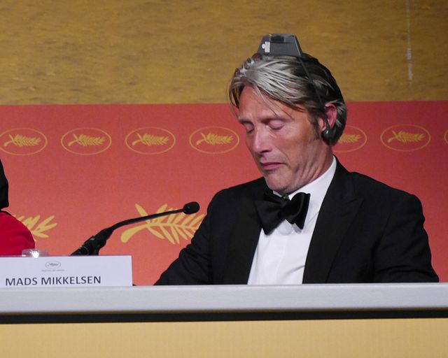 同時通訳のヘッドセットを逆につけ、耳みたいにしていたマッツ・ミケルセン写真ギャラリー（12枚目）