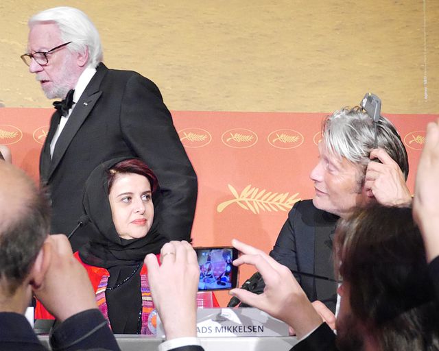 同時通訳のヘッドセットを逆につけ、耳みたいにしていたマッツ・ミケルセン写真ギャラリー（13枚目）