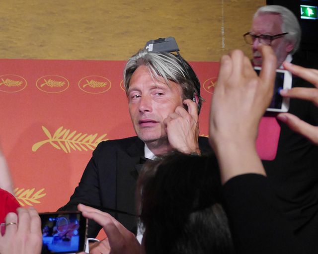 同時通訳のヘッドセットを逆につけ、耳みたいにしていたマッツ・ミケルセン写真ギャラリー（14枚目）