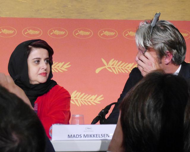 同時通訳のヘッドセットを逆につけ、耳みたいにしていたマッツ・ミケルセン写真ギャラリー（15枚目）