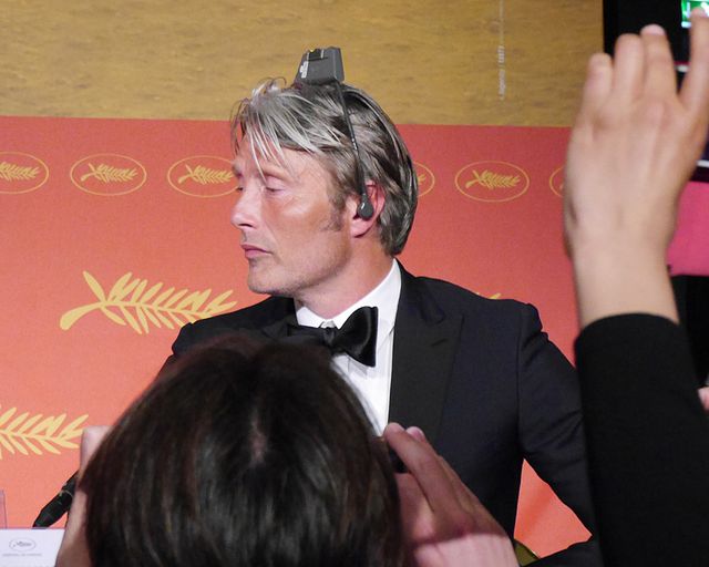 同時通訳のヘッドセットを逆につけ、耳みたいにしていたマッツ・ミケルセン写真ギャラリー（16枚目）