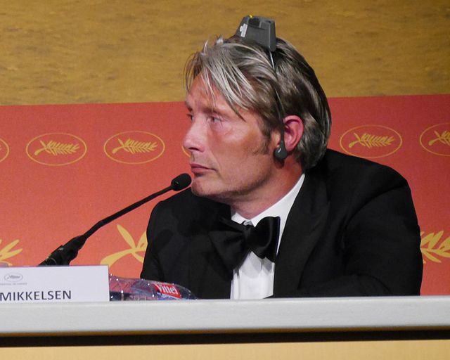 同時通訳のヘッドセットを逆につけ、耳みたいにしていたマッツ・ミケルセン写真ギャラリー（17枚目）