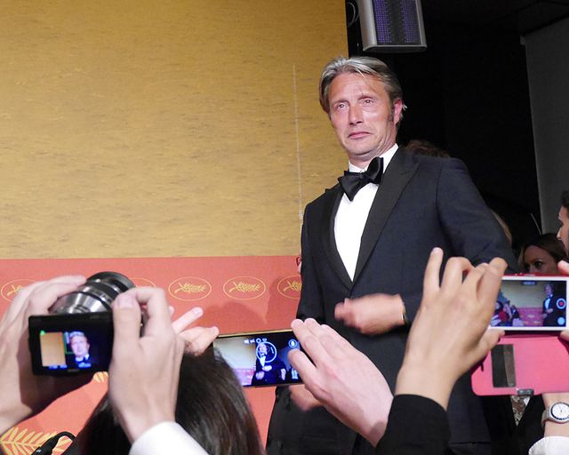 同時通訳のヘッドセットを逆につけ、耳みたいにしていたマッツ・ミケルセン写真ギャラリー（18枚目）