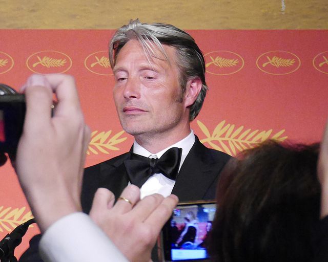 同時通訳のヘッドセットを逆につけ、耳みたいにしていたマッツ・ミケルセン写真ギャラリー（19枚目）