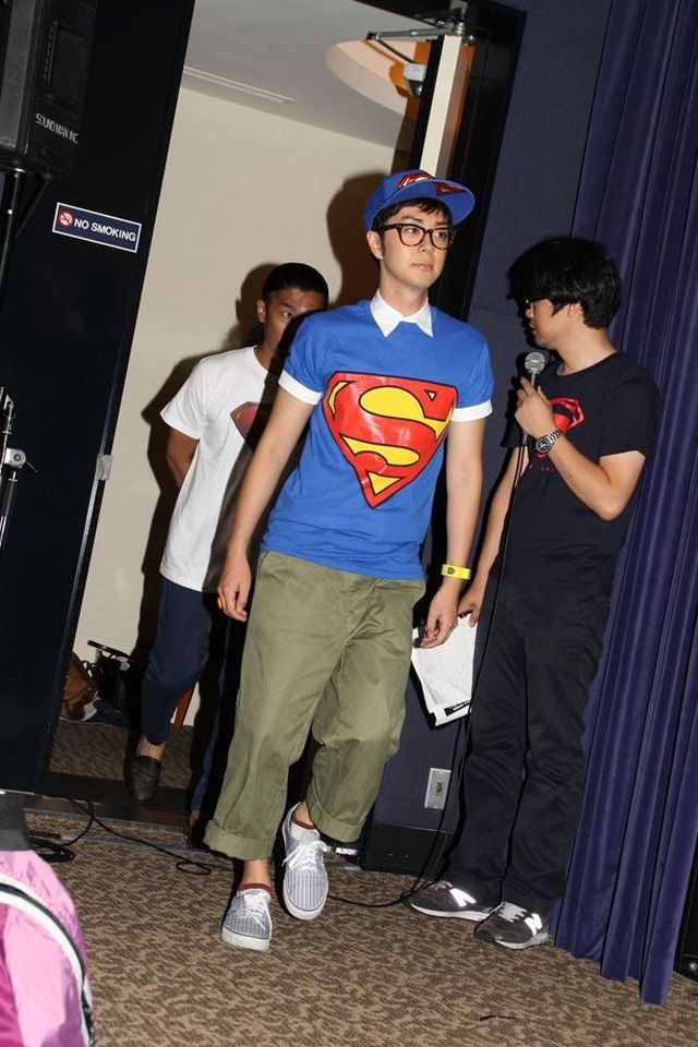 「S」Tシャツでスーパーマンになりきり！フォトギャラリー：フォトギャラリー