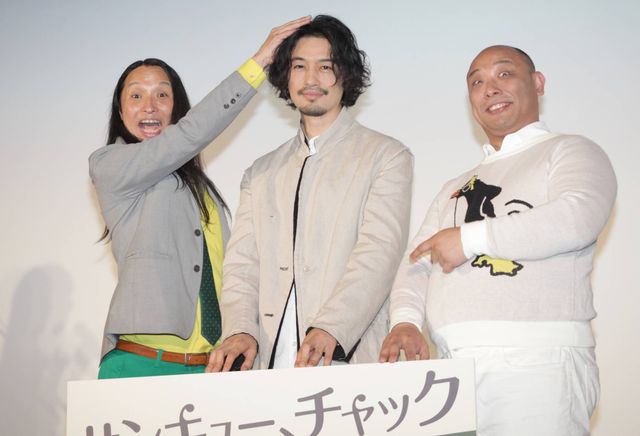 斎藤工（中央）とトム・ブラウン