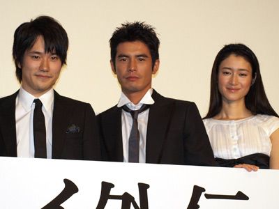 （左から）松山ケンイチ、伊藤英明、小雪
