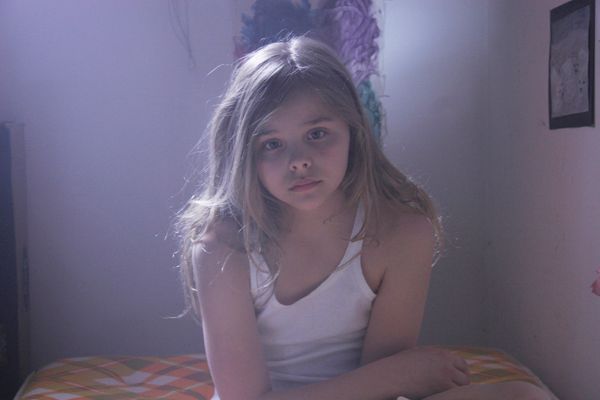 あどけないクロエがかわいい…！映画『早熟のアイオワ』フォトギャラリー（4枚目）