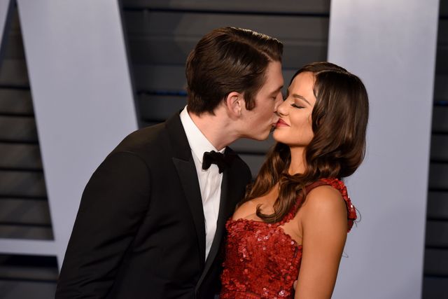 キス連発!マイルズ・テラー&妻ケリー・スペリーのアツアツぶり:フォトギャラリー