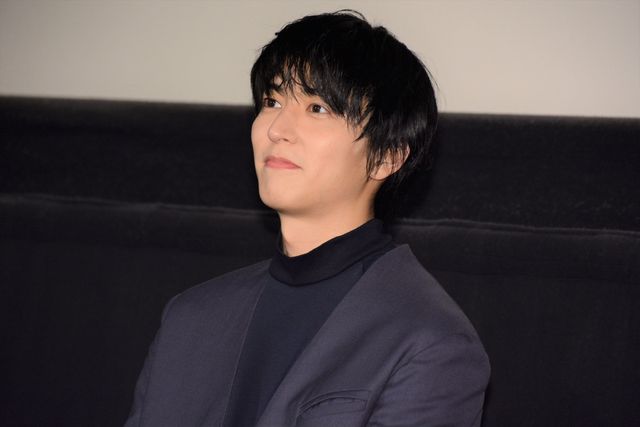 飯豊まりえ＆稲葉友、怖すぎバースデーケーキにびっくり！『シライサン』初日舞台あいさつ（2枚目）