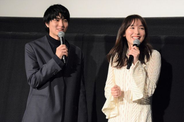 飯豊まりえ＆稲葉友、怖すぎバースデーケーキにびっくり！『シライサン』初日舞台あいさつ（3枚目）