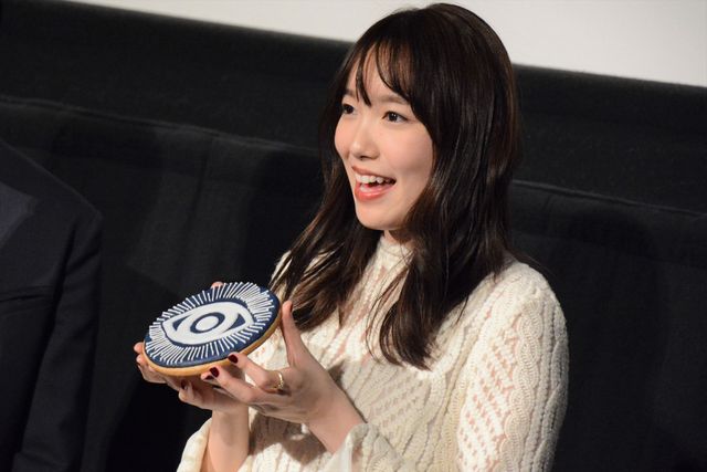 飯豊まりえ＆稲葉友、怖すぎバースデーケーキにびっくり！『シライサン』初日舞台あいさつ（6枚目）