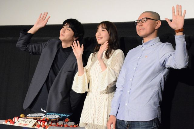 飯豊まりえ＆稲葉友、怖すぎバースデーケーキにびっくり！『シライサン』初日舞台あいさつ（8枚目）