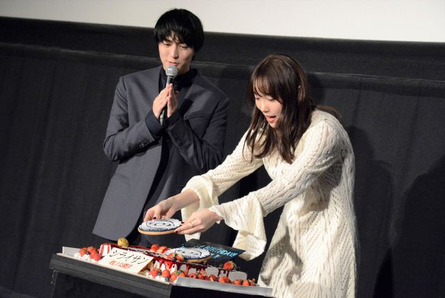 飯豊まりえ＆稲葉友、怖すぎバースデーケーキにびっくり！『シライサン』初日舞台あいさつ（11枚目）