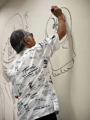 壁に「オバケのQ太郎」を描く藤子不二雄A