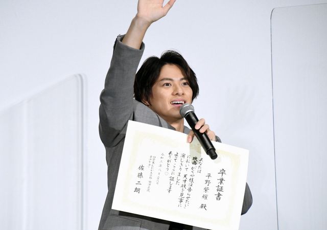 平野紫耀＆橋本環奈『かぐや様は告らせたい』卒業証書のサプライズ！（6枚目）