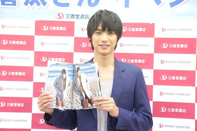 種市先輩、「あまちゃん」人気に戸惑い？福士蒼汰2nd写真集「blue」発売記念握手会フォトギャラリー（6枚目）