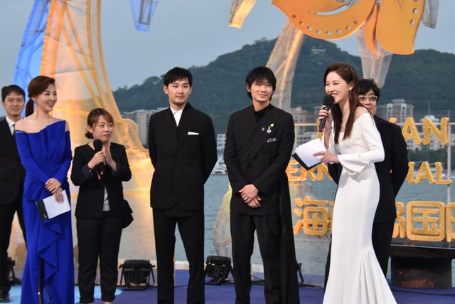綾野剛×松田龍平×大友啓史監督、熱狂のレッドカーペットへ【第2回海南島国際映画祭】：フォトギャラリー