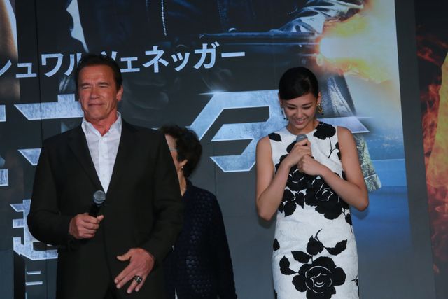 シュワちゃん、西内まりやに突然のキス！フォトギャラリー（8枚目）