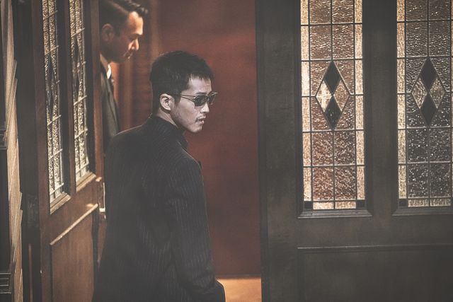孤狼の血level2 松坂桃李　生写真 孤狼の血 LEVEL2」新場面写真 - 松坂桃李と西野七瀬が見つめ合う