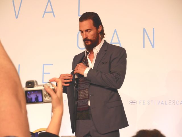 マシュー・マコノヒーがサイン攻め！『The Sea of Trees』カンヌ公式会見フォトギャラリー（3枚目）