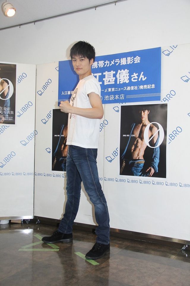 目指した肉体美はあのバットマン俳優！　『キカイダー』主演の入江甚儀、血管フェチも悶絶（もんぜつ）な写真集を発売　画像ギャラリー：フォトギャラリー