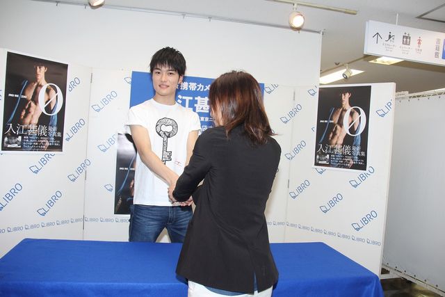 目指した肉体美はあのバットマン俳優！　『キカイダー』主演の入江甚儀、血管フェチも悶絶（もんぜつ）な写真集を発売　画像ギャラリー（2枚目）