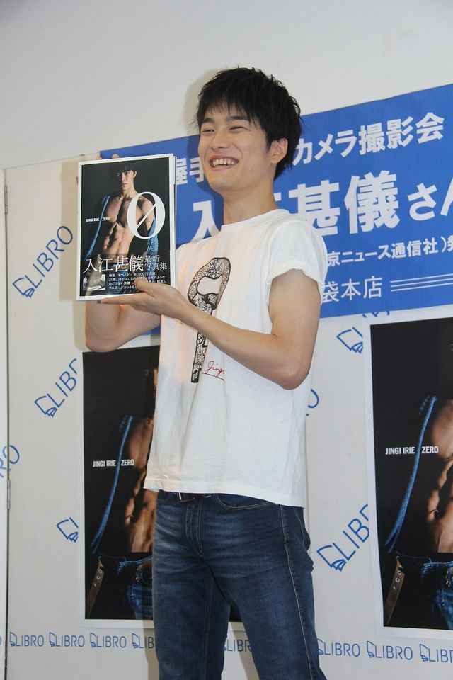 目指した肉体美はあのバットマン俳優！　『キカイダー』主演の入江甚儀、血管フェチも悶絶（もんぜつ）な写真集を発売　画像ギャラリー（3枚目）