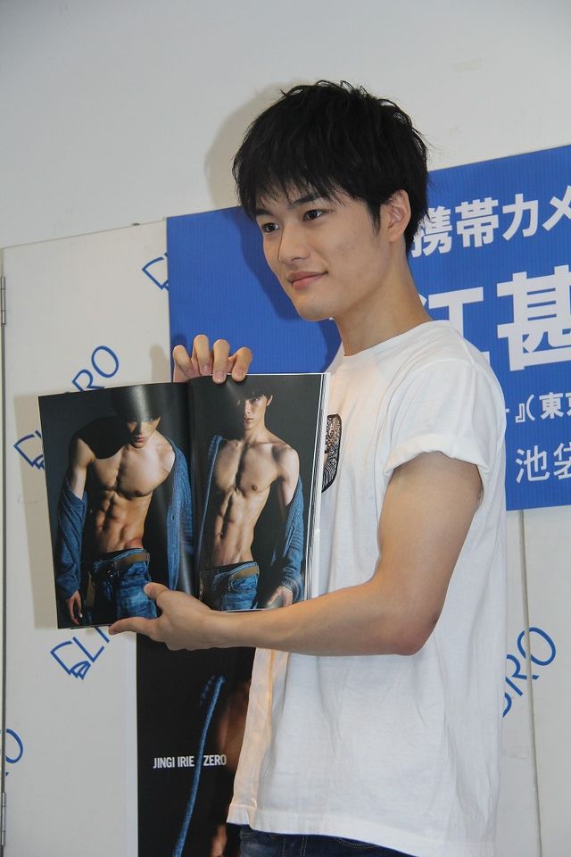 目指した肉体美はあのバットマン俳優！　『キカイダー』主演の入江甚儀、血管フェチも悶絶（もんぜつ）な写真集を発売　画像ギャラリー（4枚目）