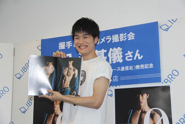 目指した肉体美はあのバットマン俳優！　『キカイダー』主演の入江甚儀、血管フェチも悶絶（もんぜつ）な写真集を発売　画像ギャラリー（5枚目）