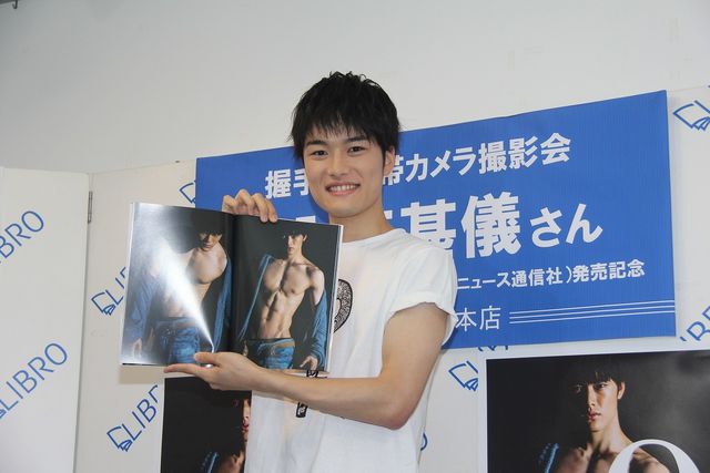 目指した肉体美はあのバットマン俳優！　『キカイダー』主演の入江甚儀、血管フェチも悶絶（もんぜつ）な写真集を発売　画像ギャラリー（6枚目）