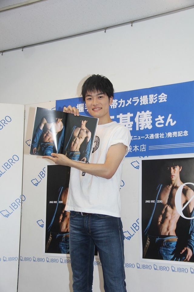 目指した肉体美はあのバットマン俳優！　『キカイダー』主演の入江甚儀、血管フェチも悶絶（もんぜつ）な写真集を発売　画像ギャラリー（7枚目）