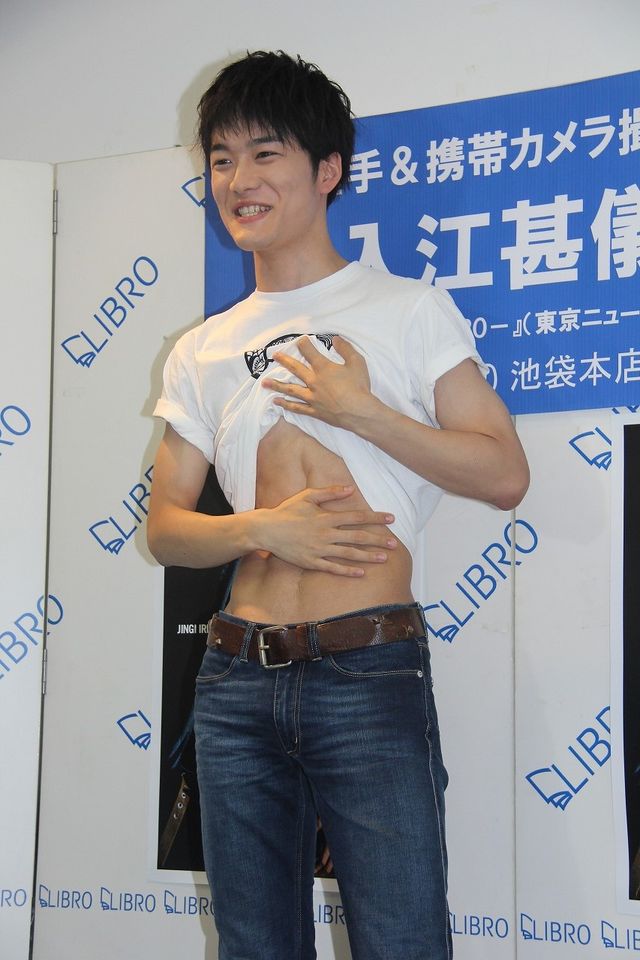 目指した肉体美はあのバットマン俳優！　『キカイダー』主演の入江甚儀、血管フェチも悶絶（もんぜつ）な写真集を発売　画像ギャラリー（9枚目）