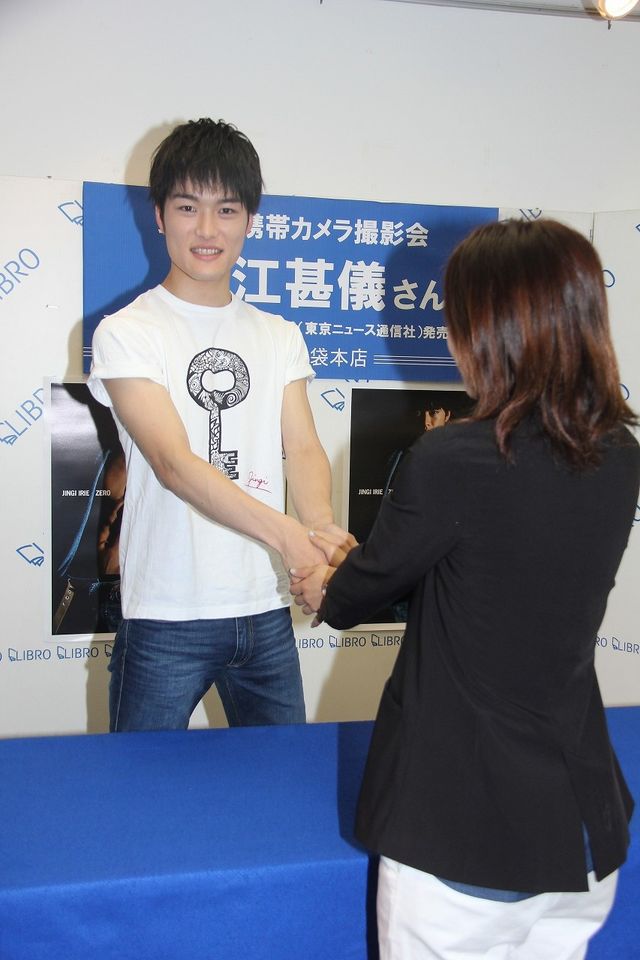 目指した肉体美はあのバットマン俳優！　『キカイダー』主演の入江甚儀、血管フェチも悶絶（もんぜつ）な写真集を発売　画像ギャラリー（10枚目）