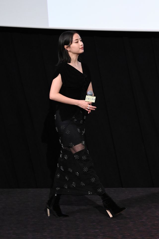 広瀬すず、シースルーの装いで登壇！杉咲花＆清原果耶と美の競演『片思い世界』公開記念舞台あいさつ（4枚目）