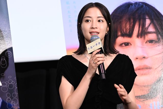 広瀬すず、シースルーの装いで登壇！杉咲花＆清原果耶と美の競演『片思い世界』公開記念舞台あいさつ（10枚目）