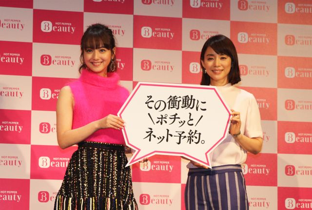 ピンクな二人！佐々木希、石田ゆり子新CM発表フォトギャラリー（2枚目）