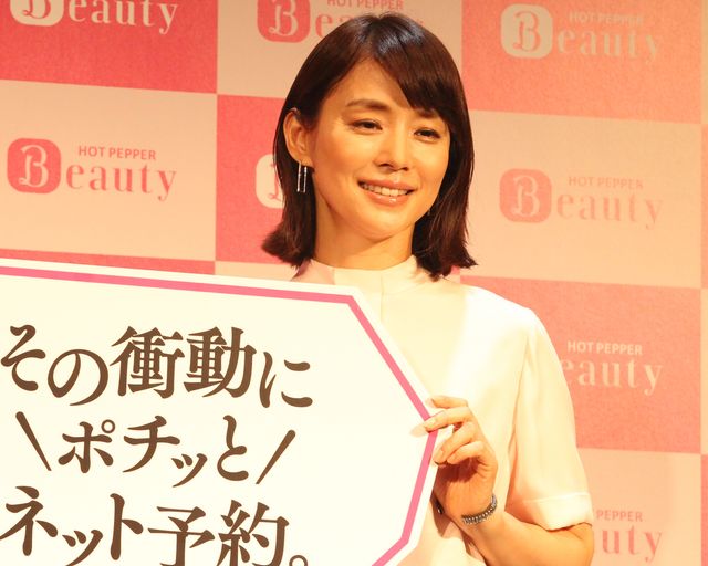 ピンクな二人！佐々木希、石田ゆり子新CM発表フォトギャラリー（3枚目）