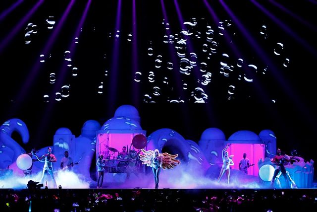 レディー・ガガ、来日公演で生着替え！フォトギャラリー：フォトギャラリー