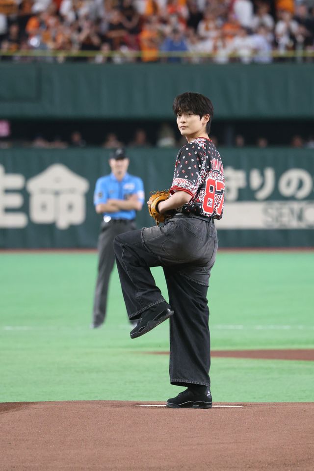 高橋文哉、東京ドーム始球式に登板！ノーバウンド投球披露：フォトギャラリー