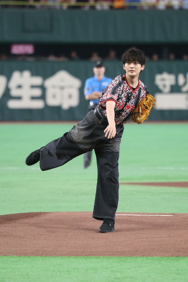 高橋文哉、東京ドーム始球式に登板！ノーバウンド投球披露（2枚目）