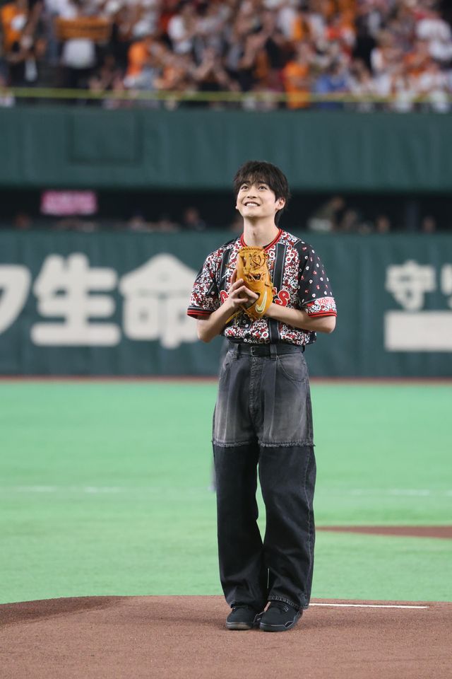 高橋文哉、東京ドーム始球式に登板！ノーバウンド投球披露（4枚目）