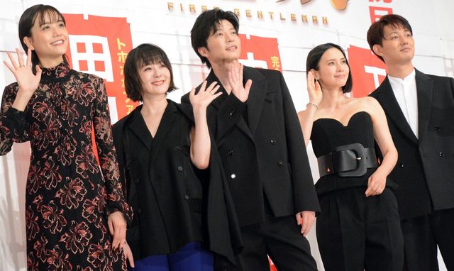 中谷美紀、神々しい美しさで田中圭らを圧倒！『総理の夫』初日舞台あいさつ：フォトギャラリー