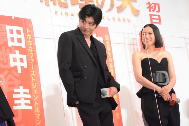 中谷美紀、神々しい美しさで田中圭らを圧倒！『総理の夫』初日舞台あいさつ（11枚目）