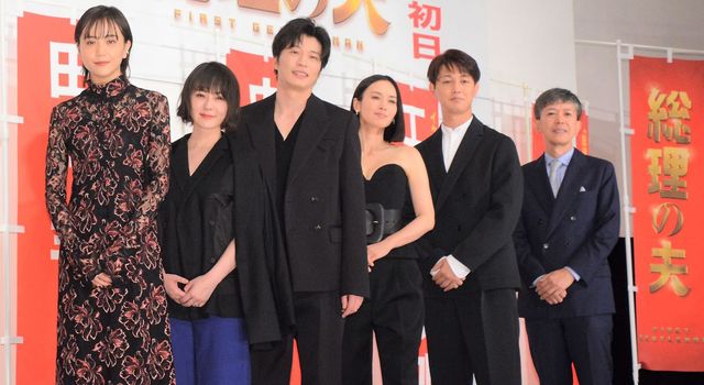 中谷美紀、神々しい美しさで田中圭らを圧倒！『総理の夫』初日舞台あいさつ（13枚目）