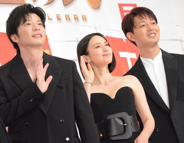 中谷美紀、神々しい美しさで田中圭らを圧倒！『総理の夫』初日舞台あいさつ（14枚目）