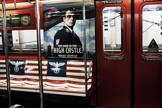 イス部分にナチス・ドイツの国章のワシがデザインされている「The Man In The High Castle」の電車広告