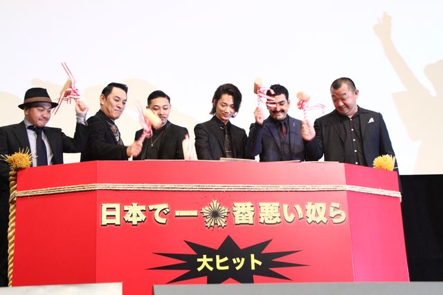 綾野剛が狙い撃ち！『日本で一番悪い奴ら』初日フォトギャラリー（2枚目）